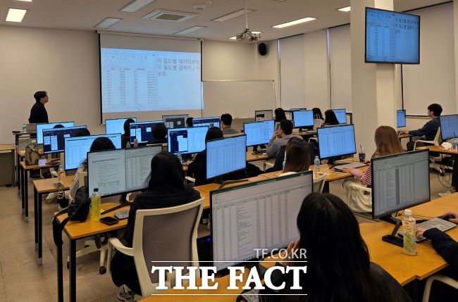 공무원들을 대상으로 Chat GPT 등 AI 실습형 교육을 진행하고 있다. /시흥시