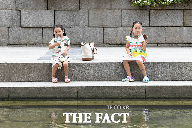 9일 기상청에 따르면 전날 오후 6시부터 이날 오전 7시까지 서울의 최저기온은 27도를 기록하면서 10일 연속 열대야를 유지했다. /박헌우 기자