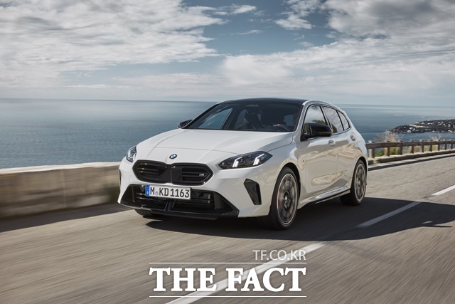 BMW코리아가 창립 30주년을 기념해 7월 한 달간 뉴 1시리즈 및 뉴 2시리즈 그란 쿠페 구매 고객을 대상으로, 보증 연장 프로그램을 3년간 무상 제공한다고 9일 밝혔다. BMW 뉴 1시리즈. /BMW코리아