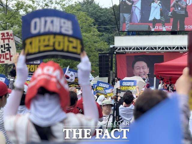 윤석열 전 대통령 지지자들은 윤 전 대통령에 대한 영장실질심사가 진행되는 이날 오후 2시15분 전부터 서울중앙지법 앞 법원삼거리에서 300m 정도 떨어진 정곡빌딩 앞에 속속 집결했다. 지지자들은 오후 2시께 600여명까지 늘었다. /정인지 기자