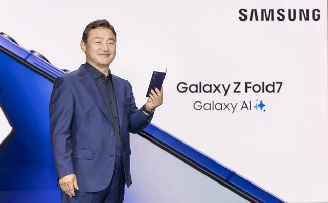 노태문 삼성전자 DX부문장 직무대행 사장이 폴더블폰 신작 갤럭시Z폴드7을 소개하고 있다. /삼성전자