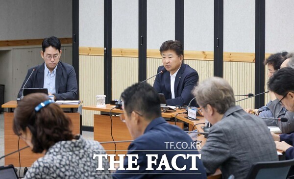 최충규 대덕구청장이 9일 구청 대회의실에서 열린 확대간부회의에서 간부공무원들에게 여름철 사회적 취약계층에 대한 세심한 관심과 지원을 당부하고 있다. /대덕구