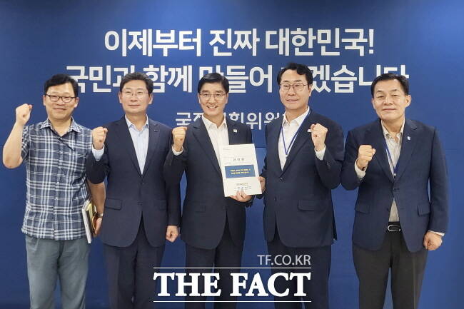 이재준(오른쪽) 수원시장과 정명근(오른쪽 두 번째) 화성시장, 이해식(가운데) 국정기획위원회 정치행정분과장, 이상일 용인시장, 나채목 행정안전부 자치분권지원과장이 9일 대통령 직속 국정기획위원회에서 기념촬영을 하고 있다. /수원시