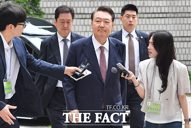 윤석열 전 대통령이 3일 서울 서초구 서울중앙지방법원에서 열린 내란 우두머리 혐의·직권남용 권리행사 방해 혐의 사건 9차 공판에 출석하고 있다. 2025.07.03 사진공동취재단