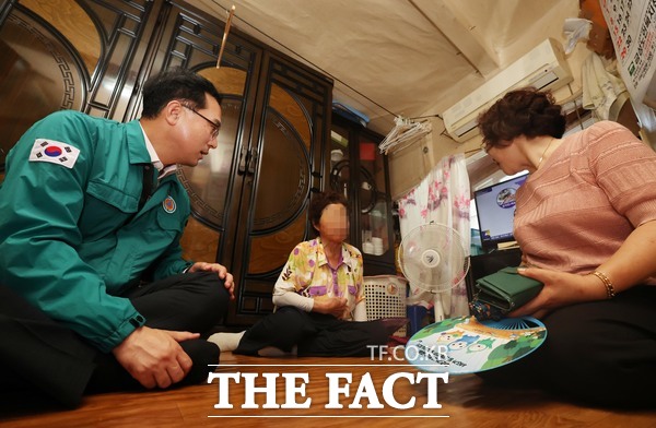 박희조 동구청장이 대전역 인근 쪽방촌을 찾아 어르신 건강 상태를 살피고 있다. /대전 동구