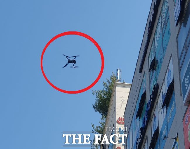 AI 기반 드론으로 옥외광고물의 안전을 점검하고 있다./시흥시