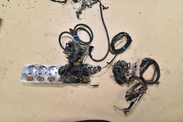 서울시가 7~8월 냉방기기 화재 예방에 주의를 당부하고 나섰다. 사진은 문어발식 콘센트 사용으로 인한 화재의 모습. /서울시