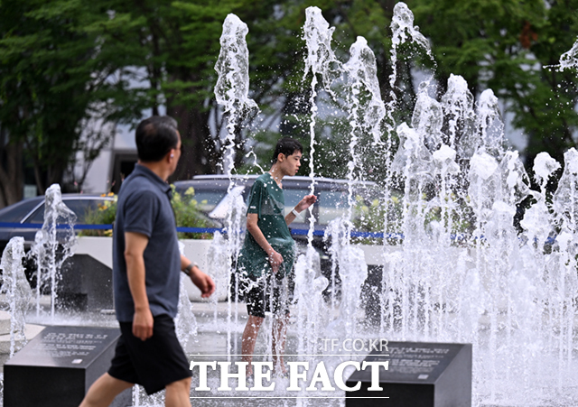 기상청의 예보에 따르면 당분간 서쪽 지역을 중심으로 무더위는 계속 이어지겠다. 현재 전국 대부분의 지역에는 폭염특보가 발효돼 체감온도가 30~37도에 분포되어 있다. /이새롬 기자