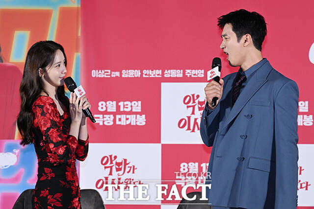 배우 임윤아(왼쪽)와 안보현이 9일 오전 서울 용산구 CGV 용산아이파크몰점에서 열린 영화 악마가 이사왔다 제작보고회에 참석해 영화 명장면을 선보이고 있다. /서예원 기자