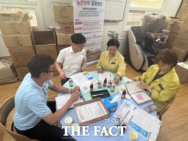 곡성군이 폭염 속 외국인 근로자들의 건강과 안전을 지키기 위해 대책회의를 실시하고 있다. /곡성군