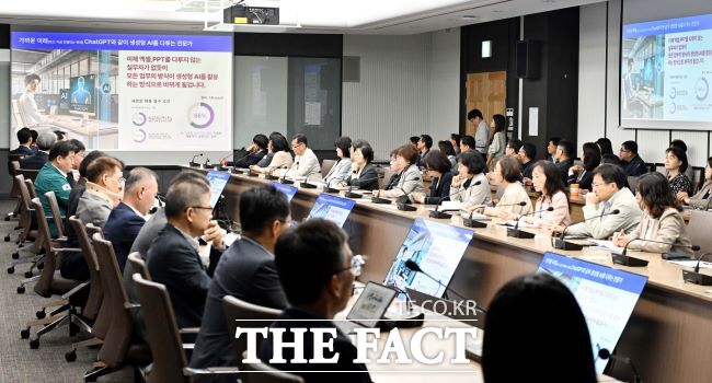 간부 공무원들 대상으로 Chat GPT 등 AI 실습형 교육을 진행하고 있다. /시흥시