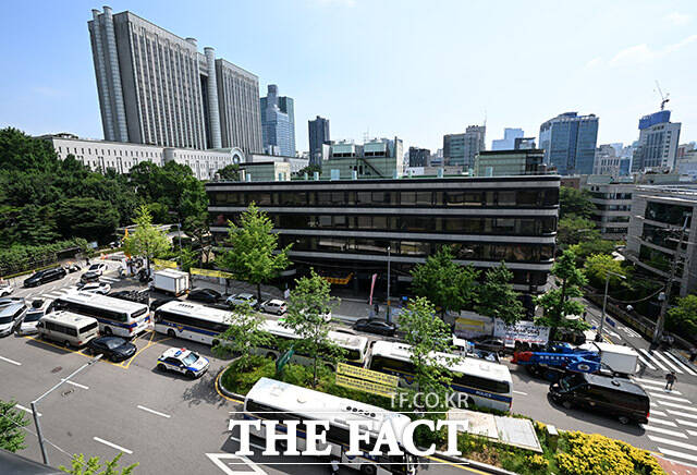 윤석열 전 대통령의 구속 전 피의자 심문(영장실질심사)일인 9일 오전 서울 서초구 서울중앙지법 앞 경찰이 차량 및 인원을 통제하며 보안을 강화하고 있다. /남용희 기자