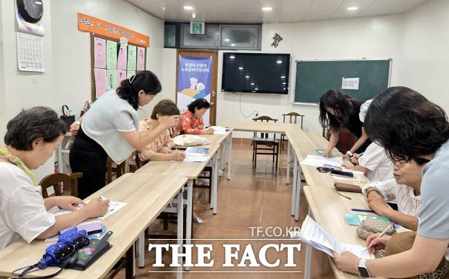 찾아가는 노후준비상담 프로그램에서 상담을 받는 시민들 /부천시