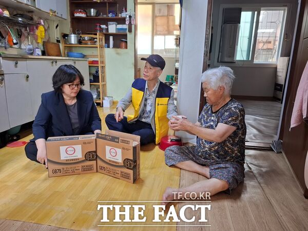 대전 서구 도마2동 지역사회보장협의체는 8일 여름 더위가 시작되면서 저소득 어르신들의 건강한 여름나기를 돕기 위해 22가구에 영양 유동식을 직접 전달했다. /대전 서구