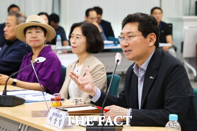 이상일 용인시장이 지난 8일 시청 비전홀에서 처인구 초등학교 28개교 학교장들과 간담회를 열고 있다./용인시