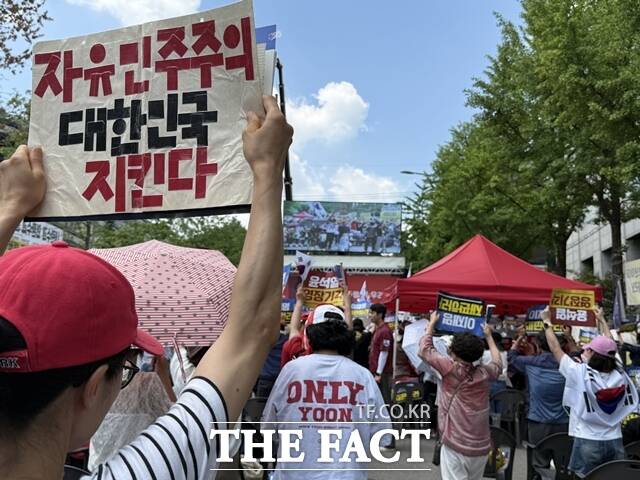 윤석열 전 대통령이 재구속 기로에 놓인 9일 서울 서초구 서초동 서울중앙지법 일대는 이른 시간부터 긴장감이 고조됐다. 윤 전 대통령 지지자들은 폭염에도 거리에 나와 영장 기각을 외쳤다. /정인지 기자