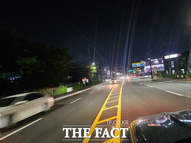 방죽안오거리~봉정사거리 중앙선에 설치된 태양광 LED 도로표지병./천안시