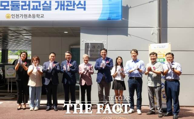 도성훈 인천시교육감(오른쪽에서 다섯 번째)이 인천가현초 모듈러교식 개소식에 참석해 관계자들과 기념촬영 하고 있다. /인천시교육청