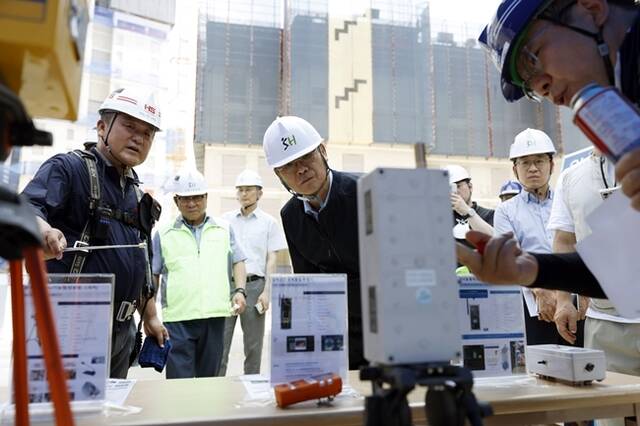 황상하 서울주택도시공사 사장이 고덕강일 3단지에서 활용하고 있는 스마트 안전 관리 시스템을 살펴보고 있다. /서울주택도시공사