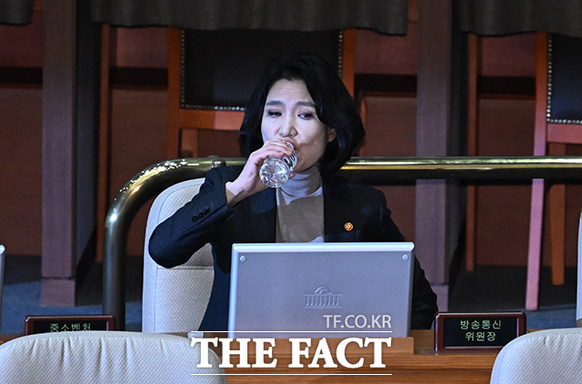 강유정 대통령실 대변인은 9일 오후 브리핑에서 다음 주 국무회의부터 현직 방송통신위원장은 국무회의에 배석하지 않는다며 정치적으로 편향된 발언과 개인적 정치 행위가 반복돼 국무회의 배석이 부적절하다는 판단에 따른 것이라고 밝혔다. /박헌우 기자