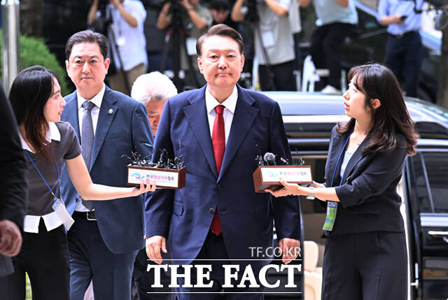 윤석열 전 대통령이 9일 오후 서울 서초구 서울중앙지방법원에서 열린 구속 전 피의자 심문(영장실질심사)에 출석하고 있다. /이새롬 기자