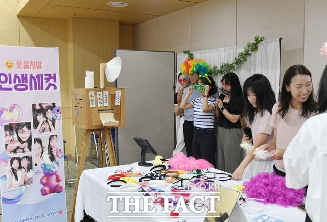 광주 서구가 행복약국에서 웃음처방 프로그램을 운영하고 있다./광주 서구