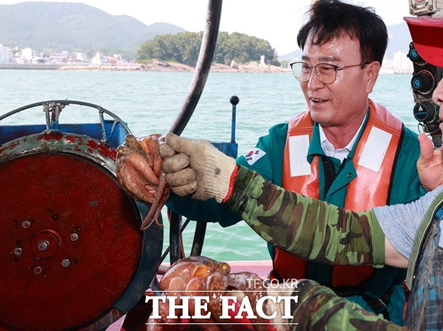 박동식 사천시장이 문어 금어기 해제 첫날인 9일 연안 조업 해역으로 출항해 조업에 나선 어업인들을 격려하며 안전 조업을 당부하고 있다./사천시