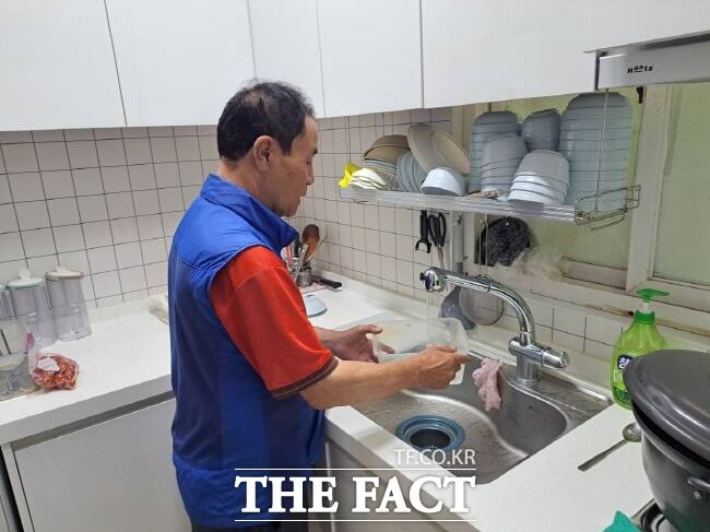 수원 청와아파트 입주민이 수돗물을 사용하고 있는 모습 /수원시