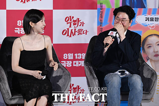 배우 주현영(왼쪽)과 이상근 감독이 웃음을 터뜨리고 있다.