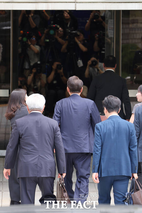 12·3 비상계엄과 관련해 특검의 수사를 받는 윤석열 전 대통령이 두 번째 영장실질심사를 받기 위해 9일 오후 서울 서초구 중앙지법으로 출석하고 있다. /사진공동취재단