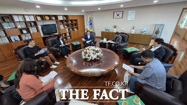 동명중학교 관계자들이 지난 8일 설동호 대전시교육감을 만나 현안 간담회를 갖고 있는 모습./정예준 기자