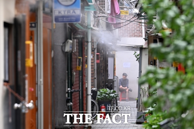 지난 2일 오후 서울 종로구 돈의동 쪽방촌 골목에 쿨링포그가 가동되고 있다. /서예원 기자