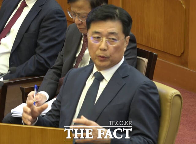 홍장원 전 국가정보원 1차장이 20일 서울 종로구 헌법재판소에서 열린 윤석열 대통령 탄핵심판 10차 변론기일에 증인으로 출석해 국회 측 변호인의 질의에 답하고 있다. /헌법재판소