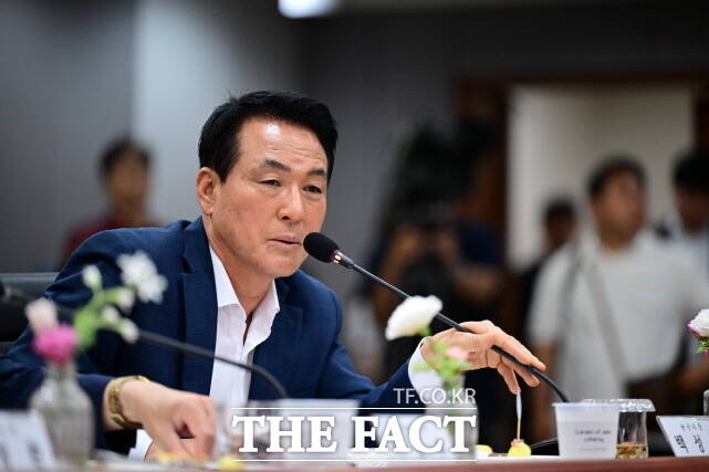 백성현 논산시장이 9일 충남도청 대회의실에서 열린 제8회 충청남도 지방정부회의에 참석해 발언을 하고 있다. /논산시