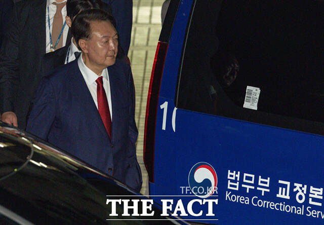 윤석열 전 대통령이 9일 서울 서초구 서울중앙지방법원에서 열린 2차 구속 전 피의자 심문(영장실질심사)을 마친 뒤 서울구치소로 향하고 있다. /사진공동취재단