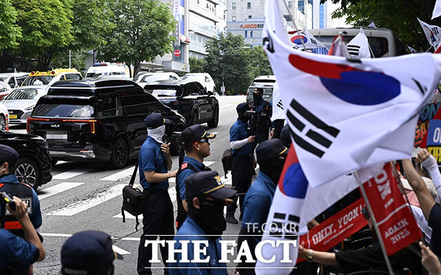 윤 전 대통령이 탄 차량이 9일 오전 서울 서초구 윤 전 대통령의 사저 아크로비스타에서 나와 서울중앙지방법원으로 향하고 있다. /장윤석 기자