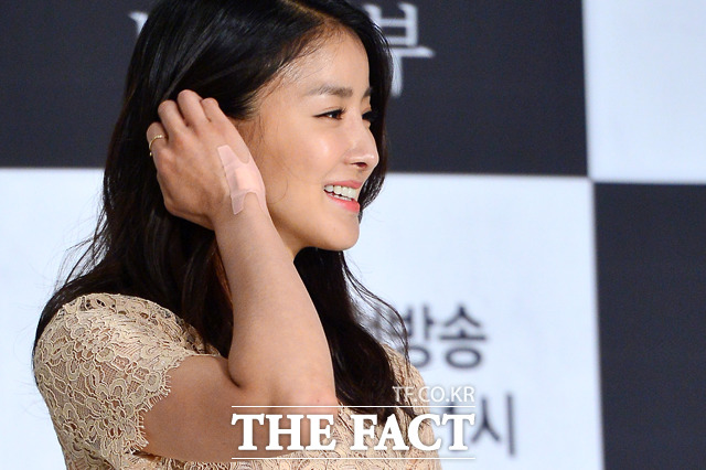 배우 이시영이 임신 사실을 고백했다. 다만 현재 이시영은 이혼한 상태이고, 전 남편의 동의 없이 시험관 시술을 받아 임신했다는 점에서 갑론을박이 이어지고 있다.사진은 아름다운 나의 신부 제작 발표회 장면./더팩트 DB