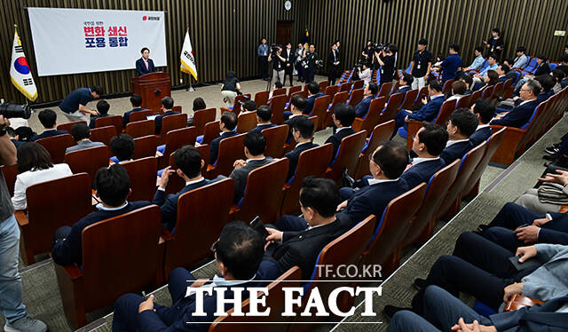 국민의힘은 3대 특검(내란·김건희·순직 해병대원)의 수사망이 점차 좁혀오자 방어모드에 돌입했다. 사진은 송언석 국민의힘 비상대책위원장 겸 원내대표가 지난 4일 오전 서울 여의도 국회에서 열린 의원총회에 참석해 발언하고 있는 모습. /남윤호 기자