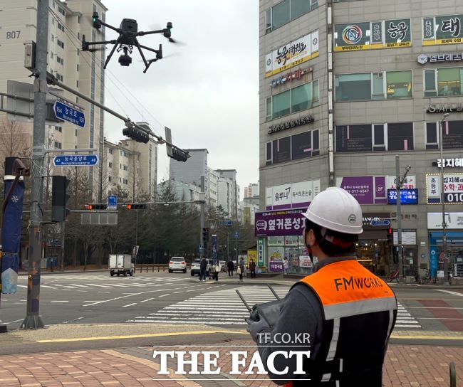 드론과 인공지능(AI)을 결합한 옥외광고물 안전 점검 실증을 진행하고 있다. /시흥시