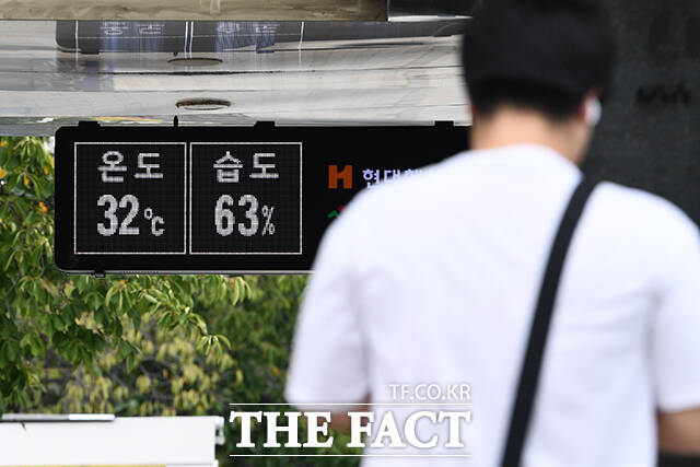 폭염주의보가 일상화되면서 패션업계들이 냉감 소재를 앞세운 제품으로 시장 공략에 나서고 있다. 사진은 서울 영등포구 여의나루역 전광판에 기온이 표시되고 있는 모습이다. /서예원 기자