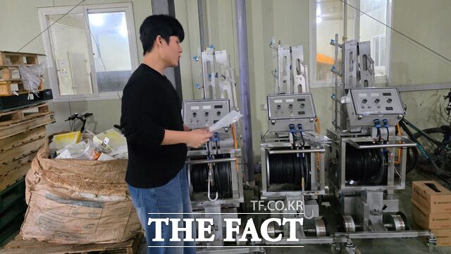 함평군이 무인방제장치를 보급하고 사용방법을 안내하고 있다./함평군