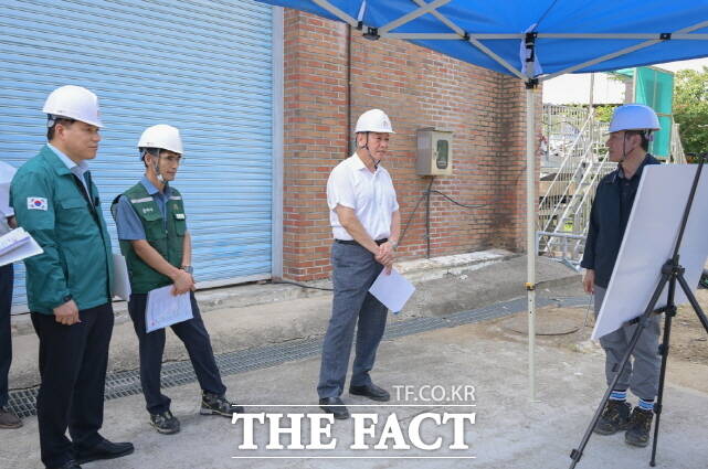 최원철 공주시장이 8일 재해 예방사업 현장인 산정리, 도천리, 목천리 등을 점검하고 있다. /공주시