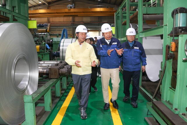 정인화 광양시장이 제1차 현장 소통의 날 일정으로 주요 사업장 4곳 중 성원을 찾아 현장의 목소리를 직접 청취하고 있다./광양시