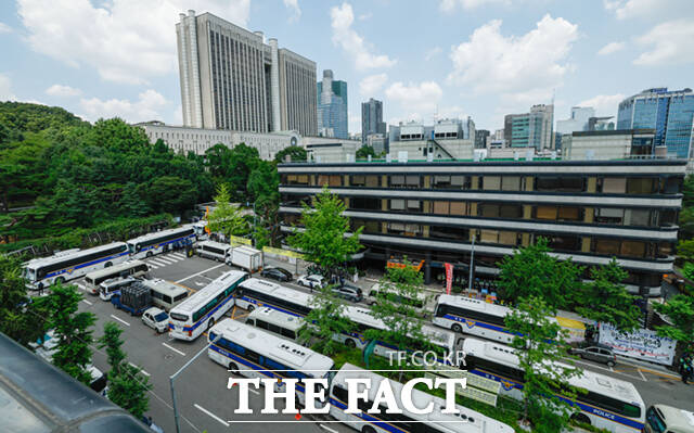 서울 서초구 서울중앙지방법원 인근이 경찰 차벽 등으로 경계가 삼엄한 모습을 보이고 있다. 경찰은 이날 양측의 충돌을 우려해 경찰버스로 차벽을 세우고 곳곳에 바리케이드를 설치했다. /사진공동취재단