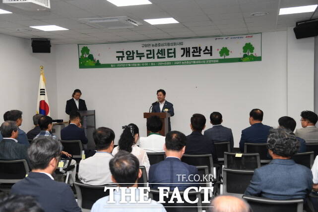 박정현 부여군수가 8일 ‘규암누리센터’ 개관식에서 인사말을 하고 있다. /부여군