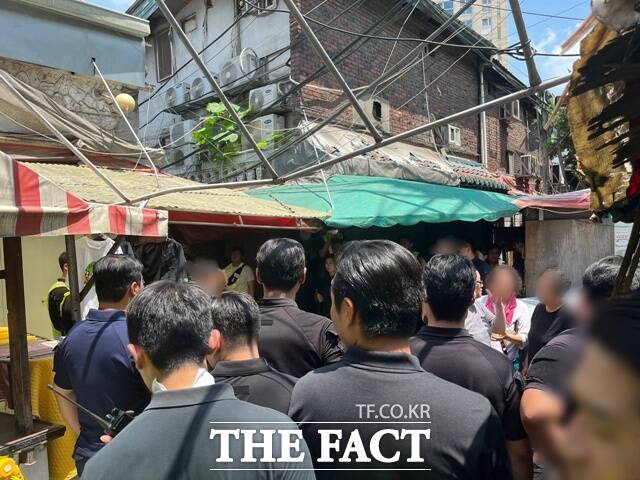 9일 성북구청에 따르면 서울북부지법은 이날 오전 10시부터 오전 11시40분까지 서울 성북구 하월곡동 미아리텍사스촌 철거민 등에 대한 명도집행을 실시했다. 이날 현장에는 법원 집행관과 경찰, 용역 업체 등 100여명이 투입됐다. /독자 제공