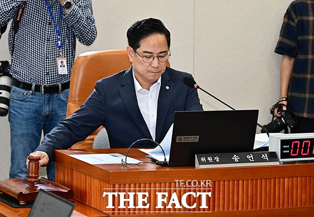 안건 의결하는 박수영 국민의힘 의원.