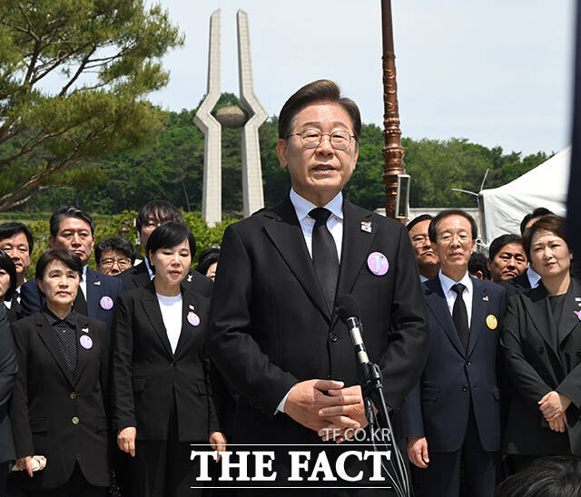 국정기획위원회가 개헌을 국정과제에 포함해 추진하기로 하면서 개헌 논의가 본궤도에 접어들었다. 이재명 대통령이 대선 후보 시절이던 지난 5월 18일 광주 북구 국립5·18민주묘지에서 열린 제45주기 5·18 민주화운동기념식에 참석한 뒤 취재진과 만나 이날 발표한 개헌안 관련 질문에 답하는 모습. /국회사진취재단