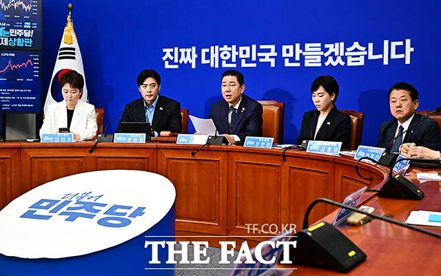 [더팩트ㅣ국회=배정한 기자] 김병기 더불어민주당 당대표 직무대행 겸 원내대표가 9일 오전 서울 여의도 국회에서 열린 최고위원회의에 참석해 모두발언을 하고 있다.