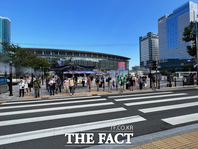부산역 앞 버스정류장에 설치된 쿨링포크 /부산 동구